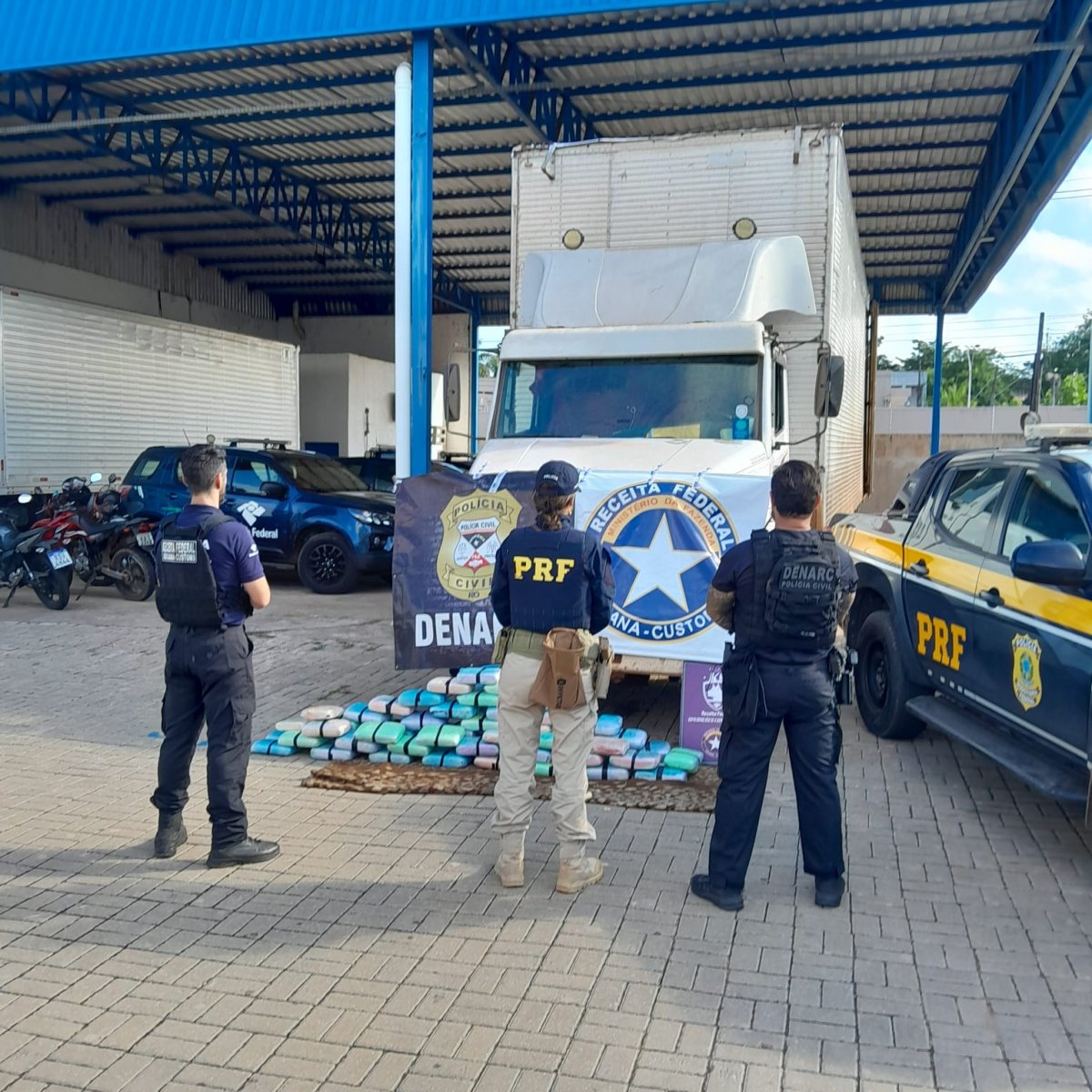 NA BR-319: ​Caminhoneiro é preso com mais de 70 kg de 'skunk' escondidos em mudança