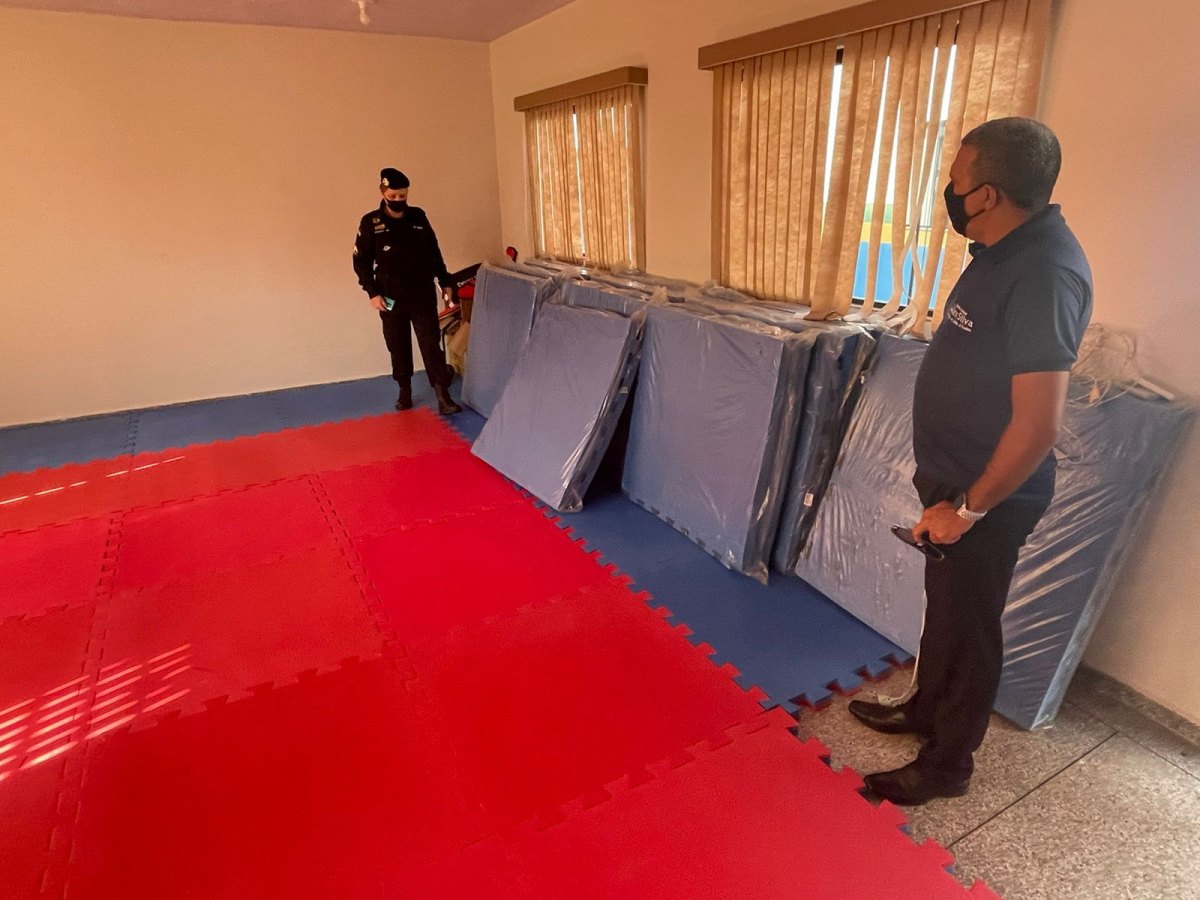 EM PRESIDENTE MÉDICI: Deputado Alex Silva entrega laboratório de informática e equipamentos de Karatê