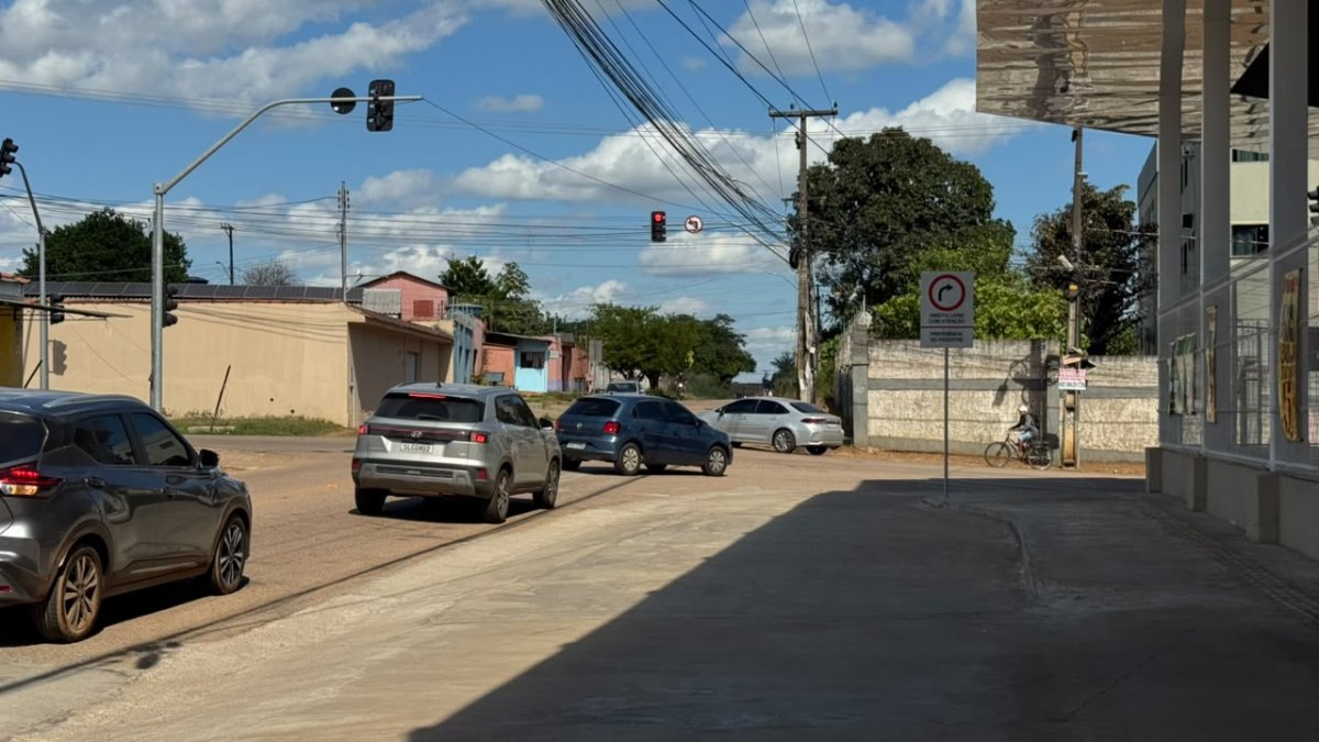 EDIMILSON DOURADO: Vereador tem solicitação atendida e placa 'Direita Livre' melhora fluxo de veículos na Zona Sul