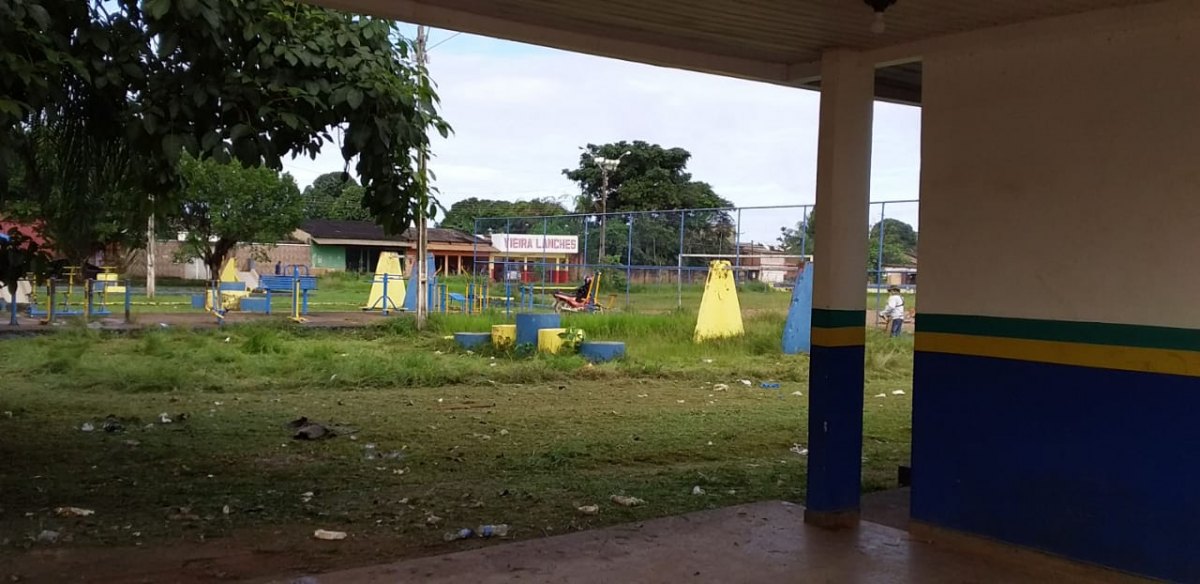 NO JARDIM SANTANA: Prefeitura atende Márcio Pacele e realiza limpeza e roçagem no entorno de campo