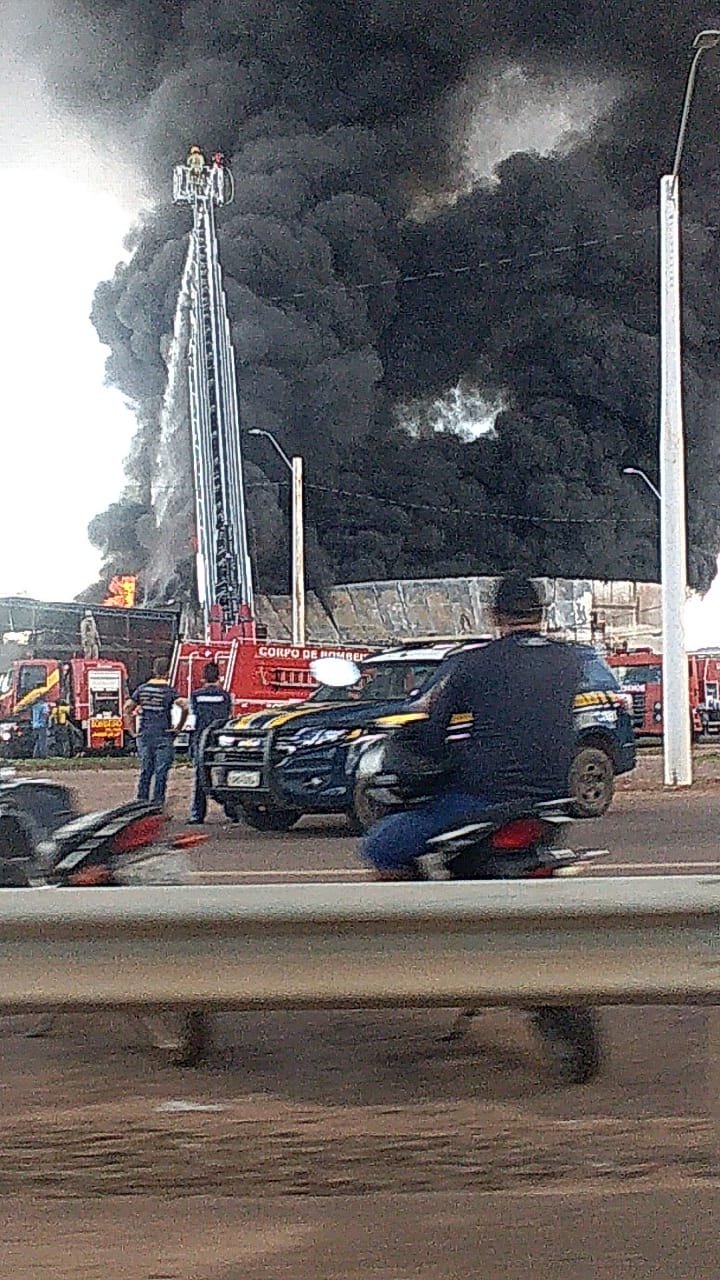 SINISTRO: Confira fotos do incêndio que destruiu loja de pneus em Porto Velho