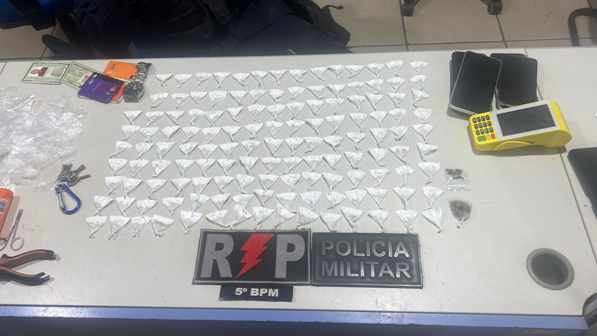 TRÁFICO NO SANTANA: Trio é preso com 135 porções de drogas em boca de fumo na zona Leste