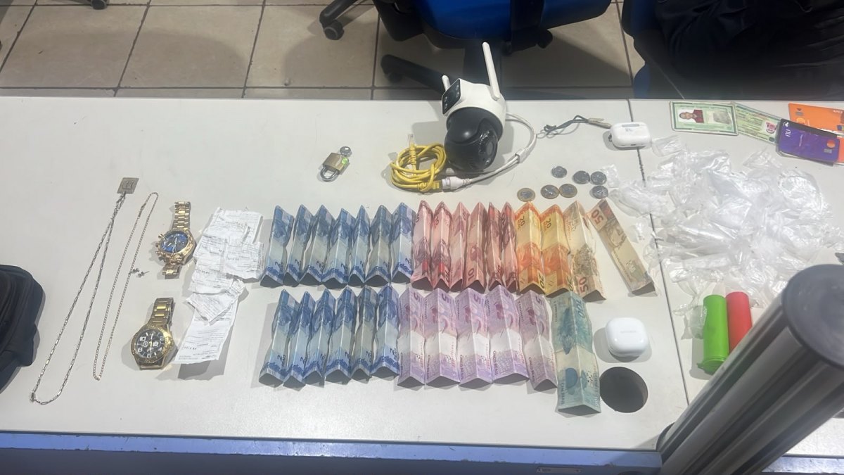 TRÁFICO NO SANTANA: Trio é preso com 135 porções de drogas em boca de fumo na zona Leste