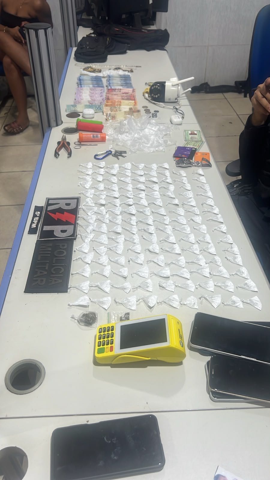 TRÁFICO NO SANTANA: Trio é preso com 135 porções de drogas em boca de fumo na zona Leste