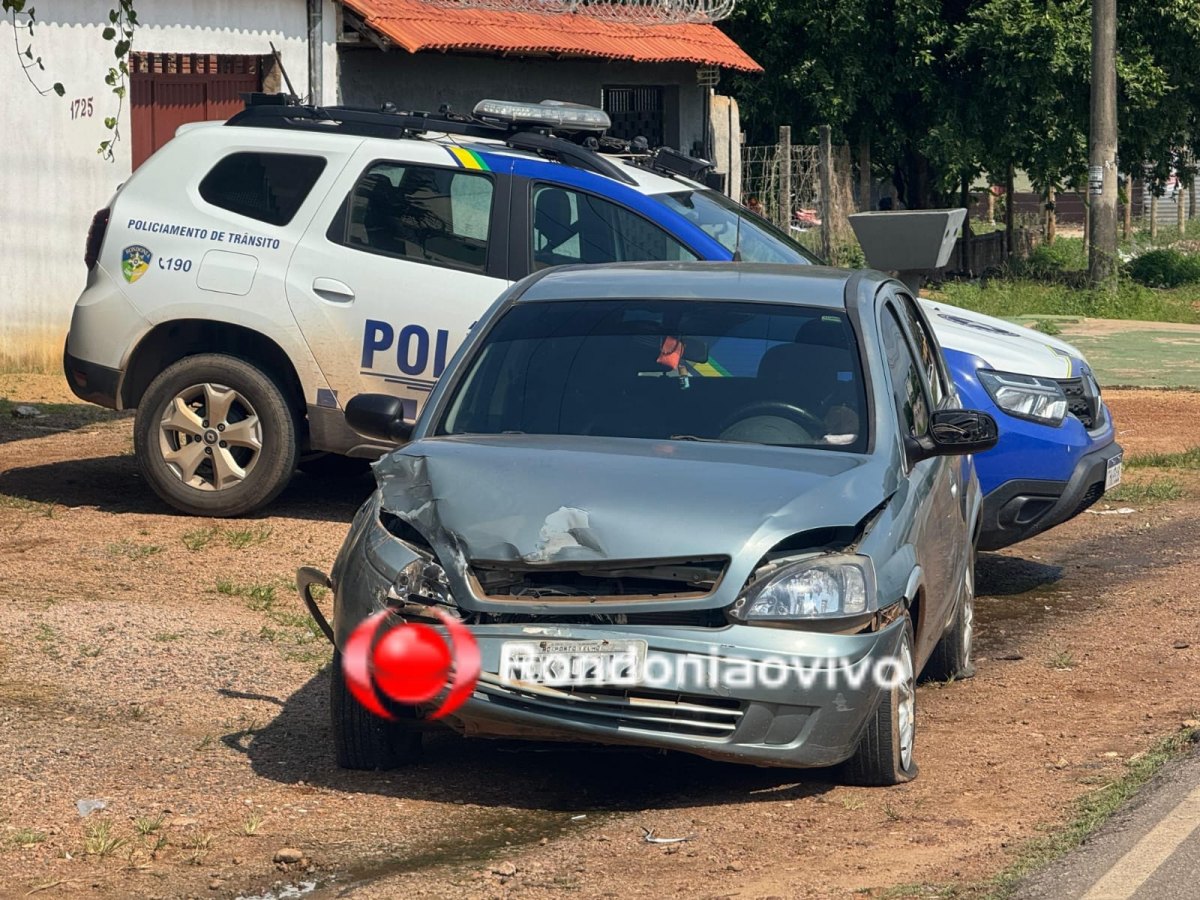 SEM CONTROLE: Mulher foge após bater Corsa contra dois Fiat Strada parados