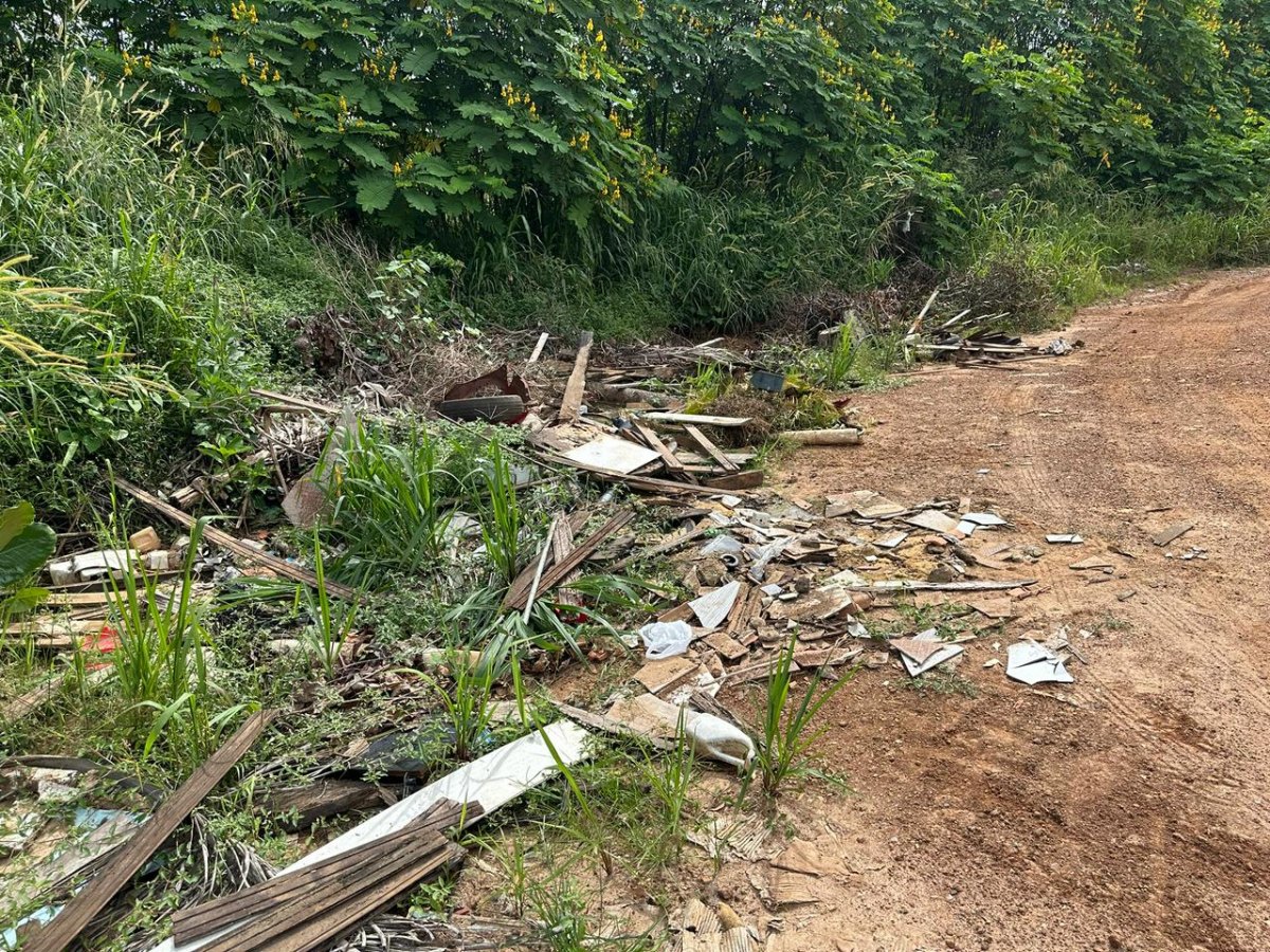 EDIMILSON DOURADO: Vereador cobra limpeza urgente em área tomada por lixo no bairro Aeroclube