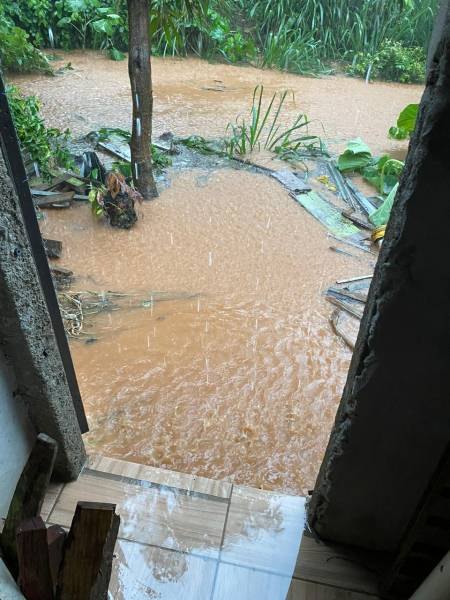 MADRUGADA DE TERROR: Chuva alaga casas e transforma ruas em 'cachoeiras' em cidade de RO