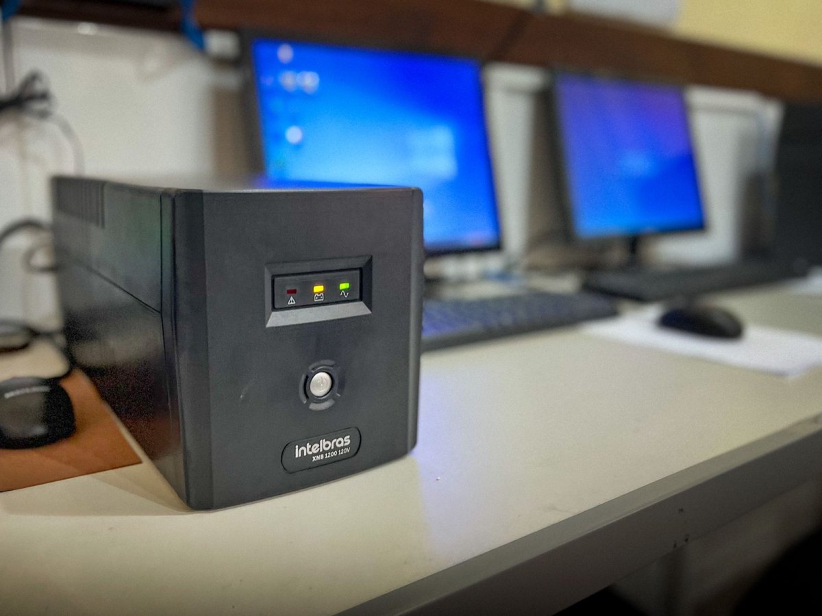 RECURSOS: Deputados realizam entrega de equipamentos em escola da capital