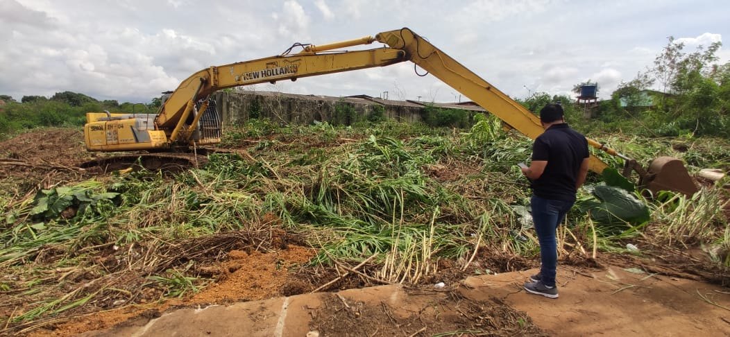 EDIMILSON DOURADO: Semob realiza limpeza em canal no Bairro Castanheira a pedido de vereador 