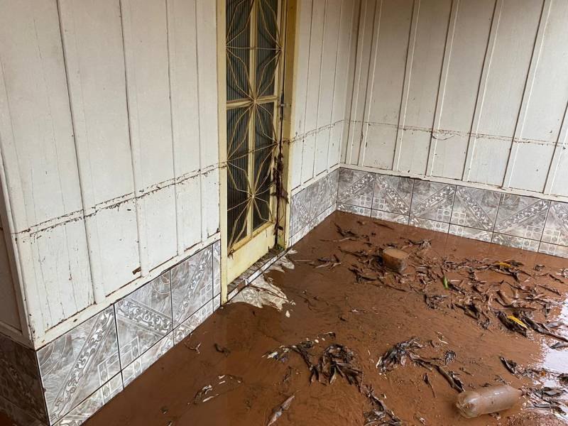 MADRUGADA DE TERROR: Chuva alaga casas e transforma ruas em 'cachoeiras' em cidade de RO