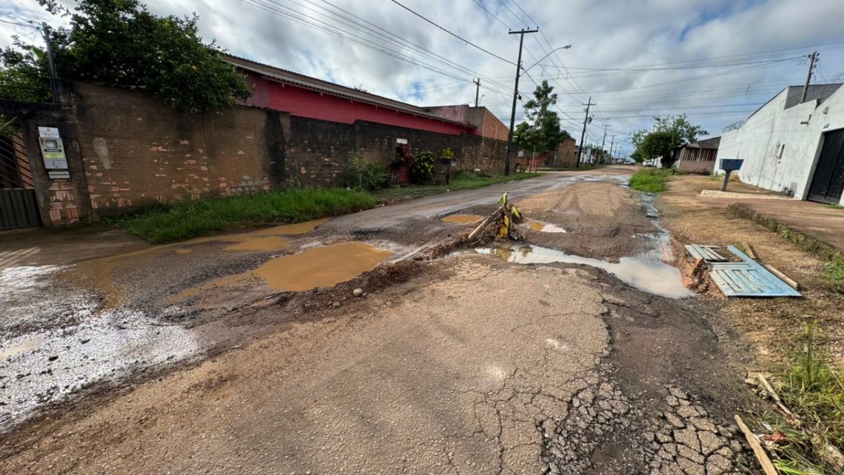 EDIMILSON DOURADO: Tapa buracos é realizado em rua na zona sul a pedido do vereador