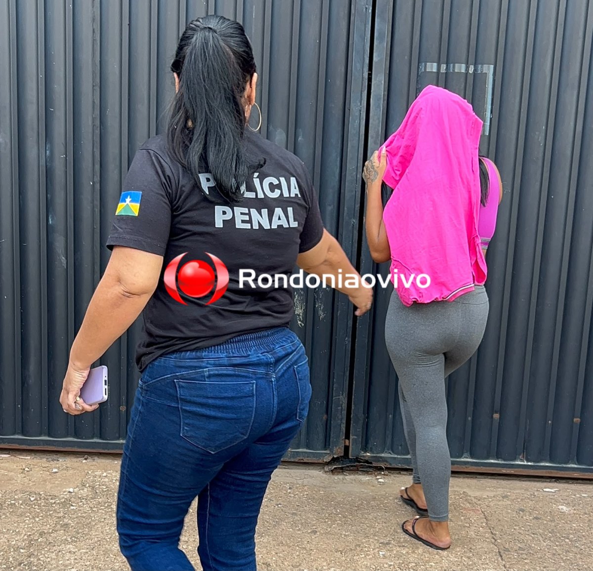 VEJA VÍDEO: Mulher é presa com porções de droga durante revista no 603