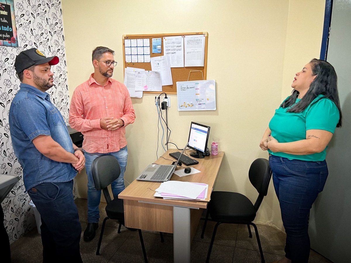 RECURSOS: Deputados realizam entrega de equipamentos em escola da capital