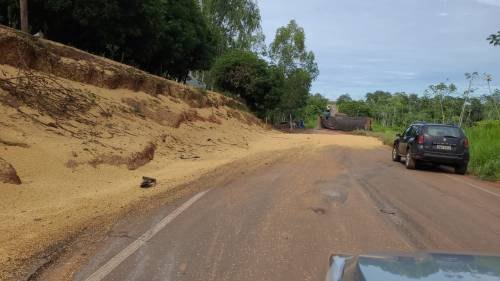 ACIDENTE: Composição de carreta tomba em rodovia que liga Corumbiara a Cerejeiras