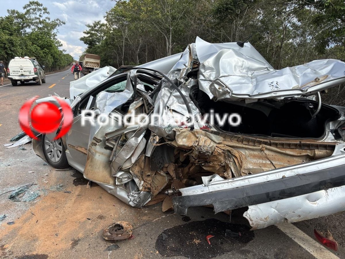 GRAVE:  Carro com cinco pessoas é esmagado por dois caminhões na BR-364 