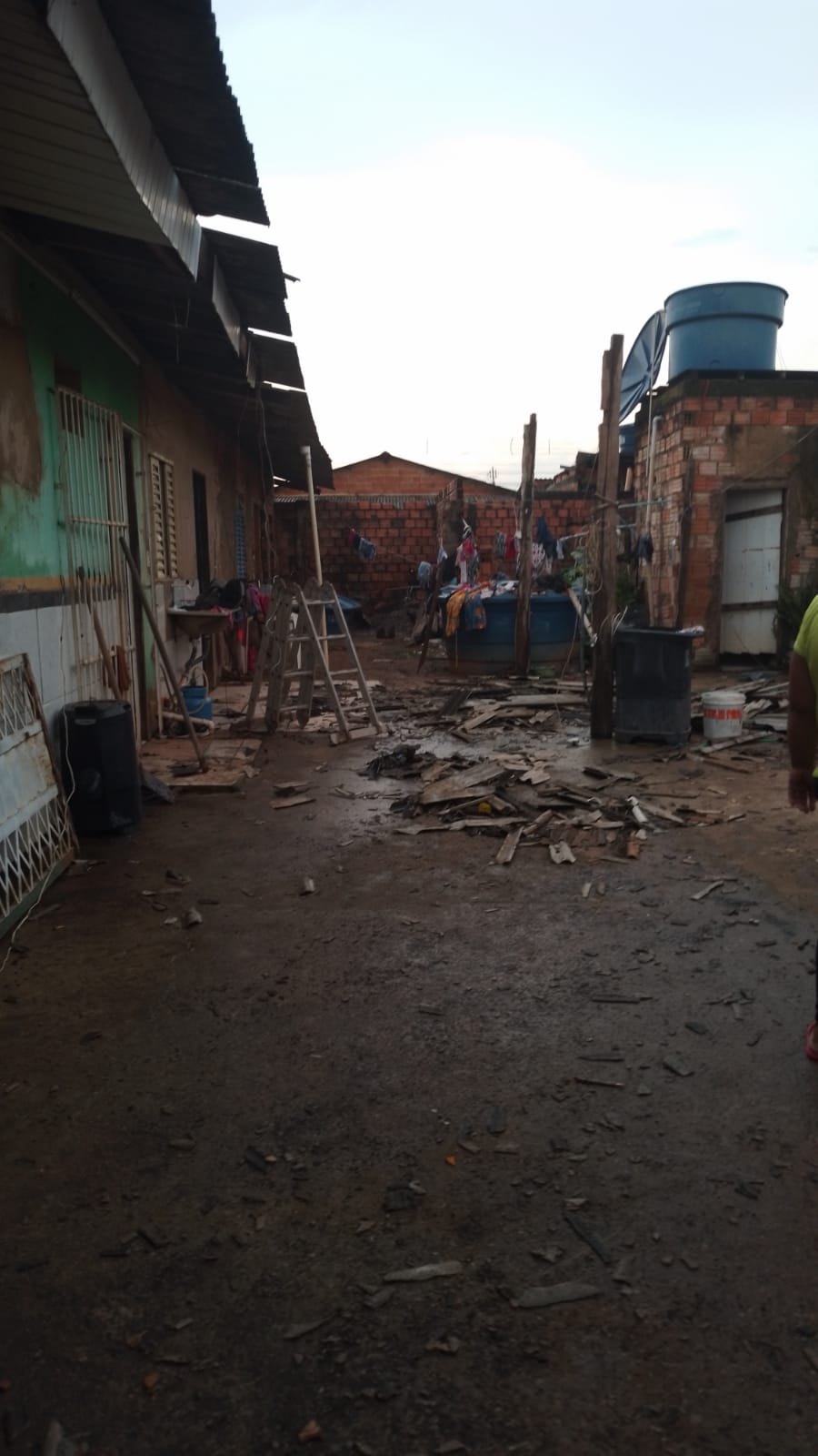 PERDERAM TUDO: Família tem casa destelhada por temporal e pede ajuda