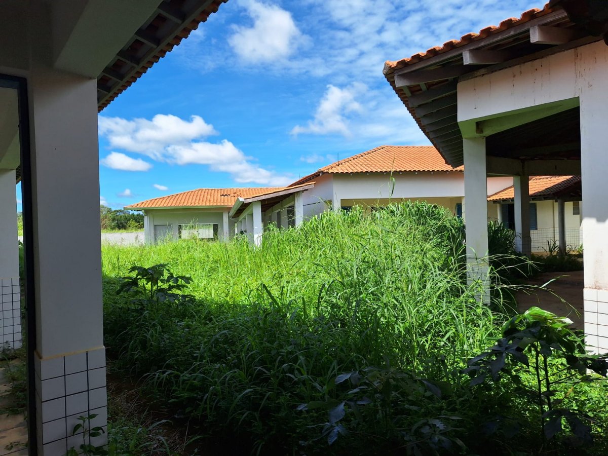 MACHADINHO D’OESTE (RO): Vereador denuncia abandono da Escola Silvano Crivelaro no 5º BEC