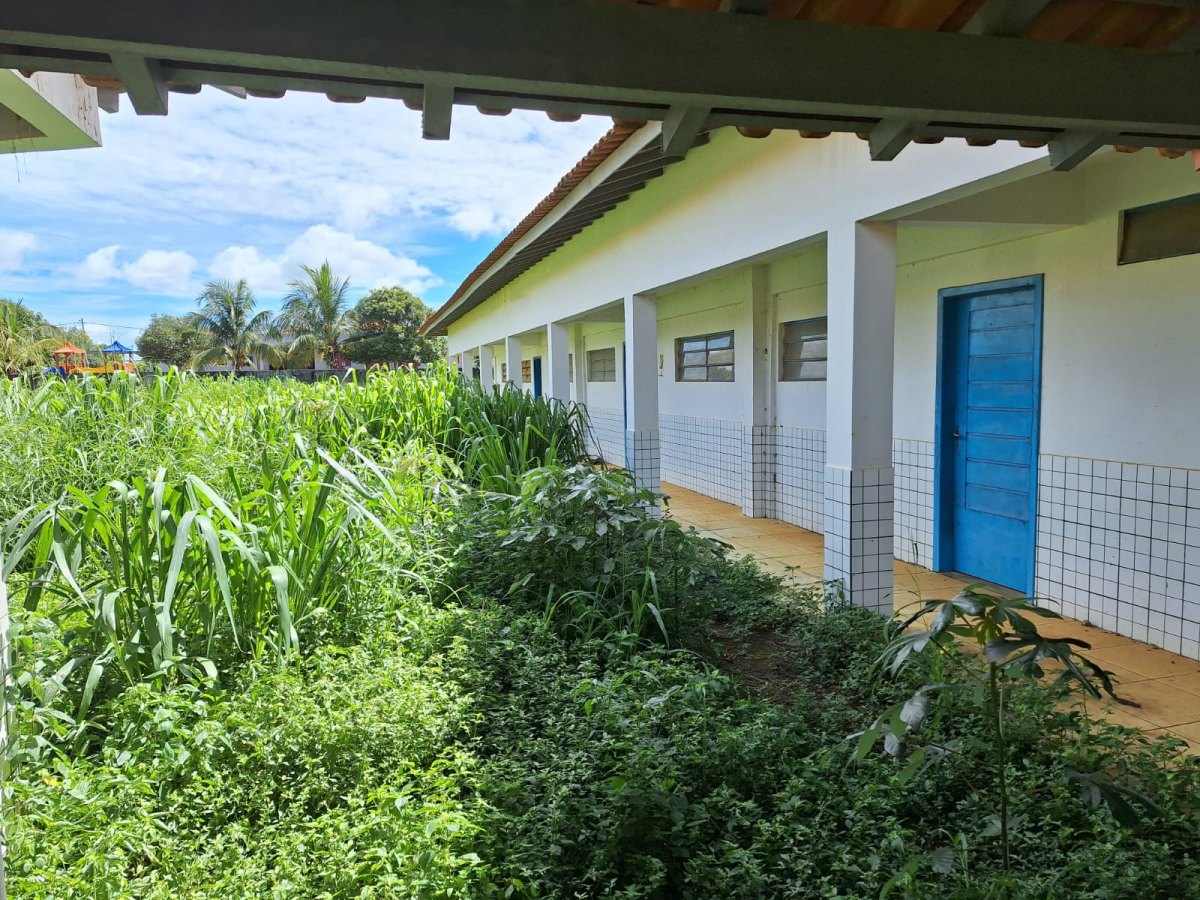 MACHADINHO D’OESTE (RO): Vereador denuncia abandono da Escola Silvano Crivelaro no 5º BEC