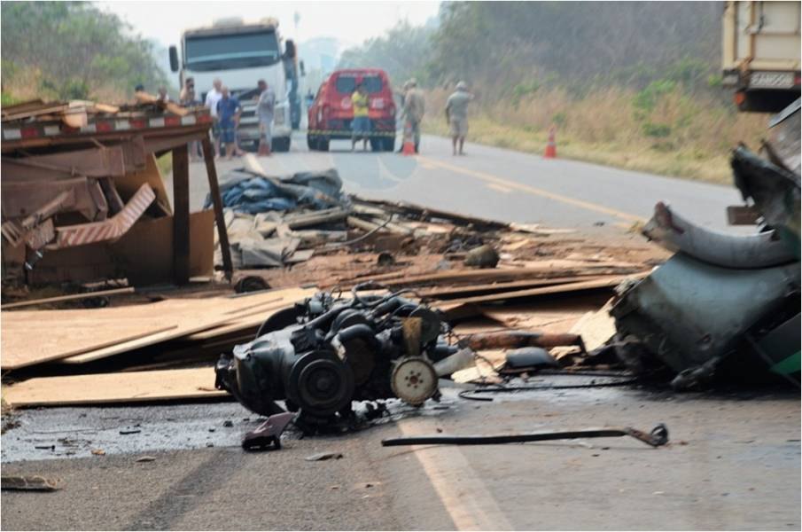 BR-364: Motorista morre após colisão entre caminhões e rodovia fica interditada