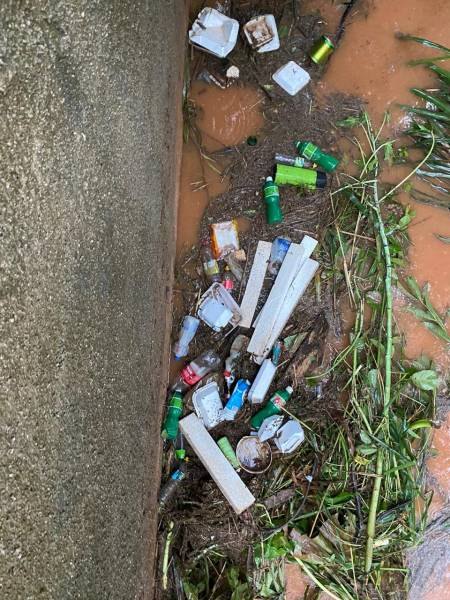 MADRUGADA DE TERROR: Chuva alaga casas e transforma ruas em 'cachoeiras' em cidade de RO