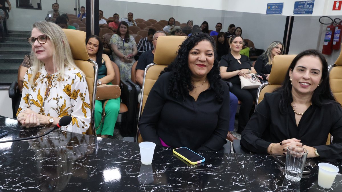 EDWILSON NEGREIROS: Vereador homenageia voluntários SOS RS e equipe do programa Faculdade da Prefeitura