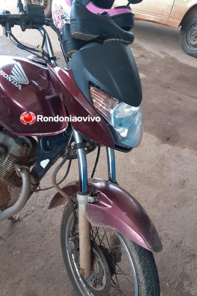 LESIONADA: Condutora de moto fica ferida após bater contra carro em cruzamento