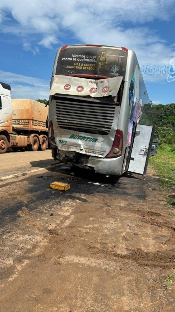 CURVA DA MORTE: Ônibus com 28 passageiros é atingido por caminhão na BR-364