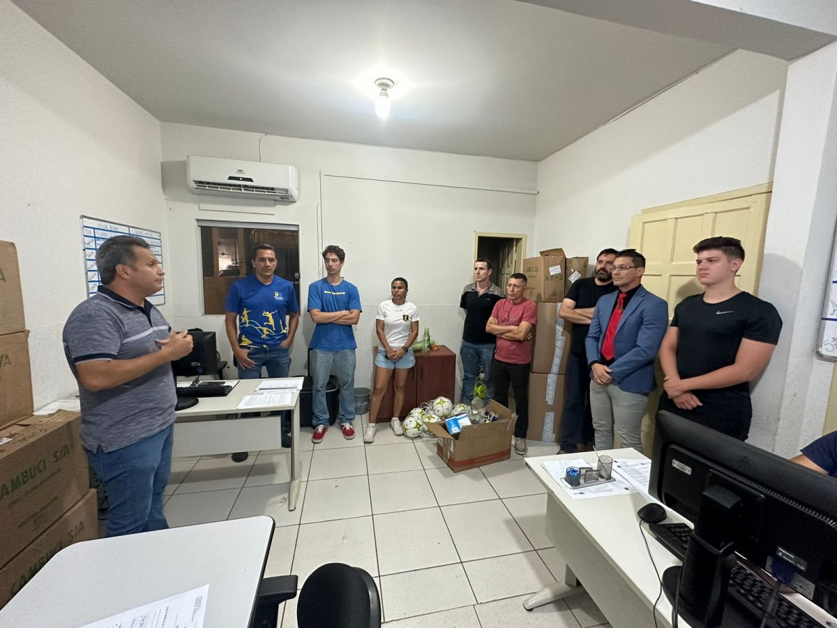 PREPARATIVOS: Semes entrega materiais esportivos para equipes que participarão do JIR