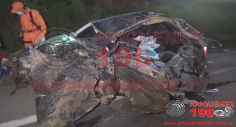 GRAVE: Automóvel com bebê e casal se choca com caminhão na BR-364