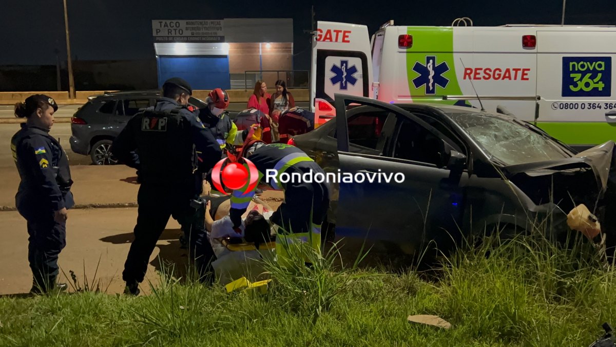 VIDEO: Três pessoas ficam feridas após carro bater em poste na Rua da Beira