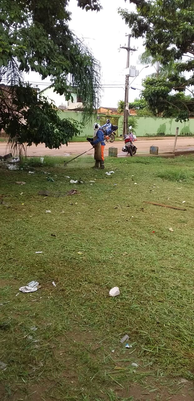 NO JARDIM SANTANA: Prefeitura atende Márcio Pacele e realiza limpeza e roçagem no entorno de campo