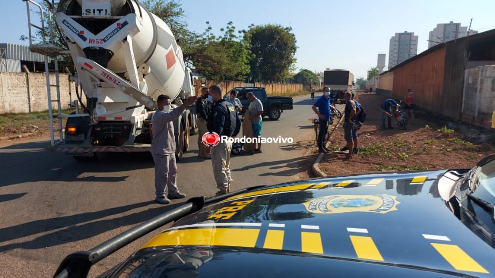 LIVRAMENTO: Motociclista escapa da morte ao ser atropelada por caminhão