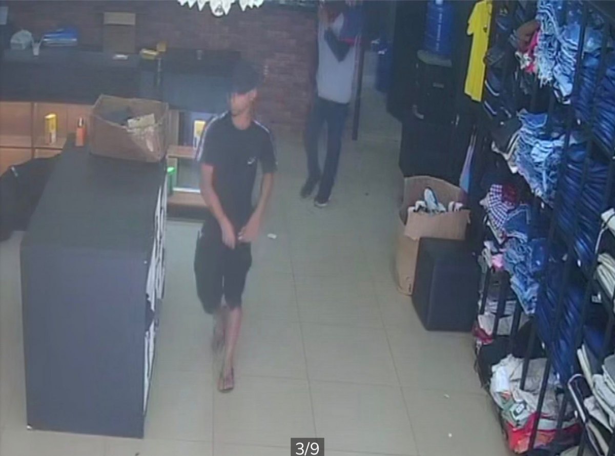 VÍDEO: Bando faz assalto em loja de celulares e ataca mulher com coronhada na cabeça