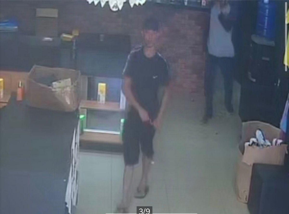 VÍDEO: Bando faz assalto em loja de celulares e ataca mulher com coronhada na cabeça