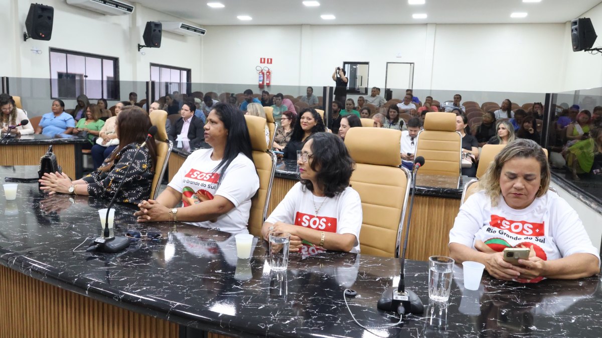 EDWILSON NEGREIROS: Vereador homenageia voluntários SOS RS e equipe do programa Faculdade da Prefeitura