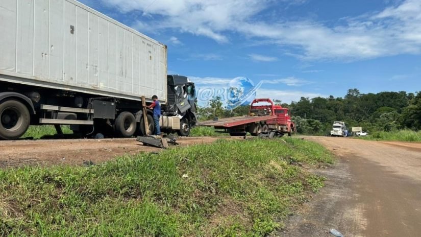 CURVA DA MORTE: Ônibus com 28 passageiros é atingido por caminhão na BR-364