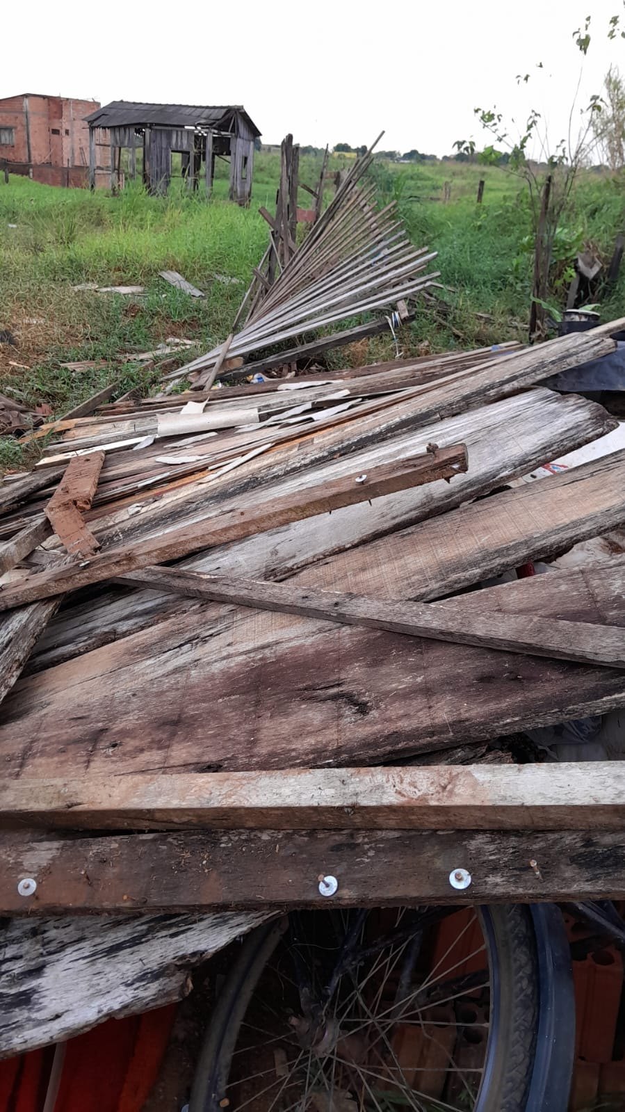 AJUDA: Casa é quase totalmente destruída após chuva desta terça (08)