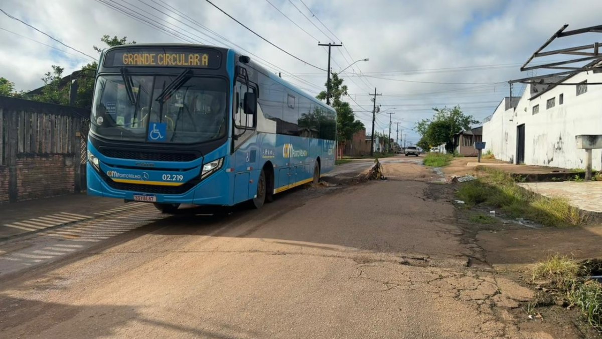 EDIMILSON DOURADO: Tapa buracos é realizado em rua na zona sul a pedido do vereador