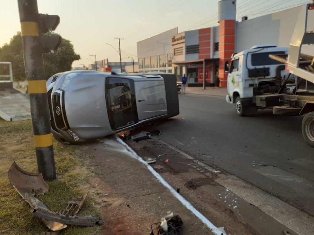 ROLIM DE MOURA: Caminhonete tomba após colidir com carro de passeio em avenida