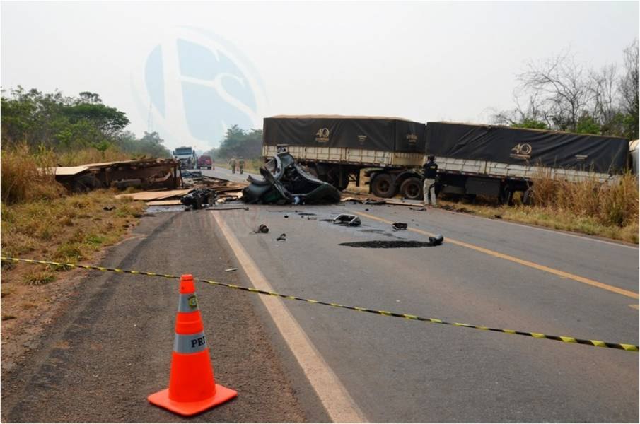 BR-364: Motorista morre após colisão entre caminhões e rodovia fica interditada
