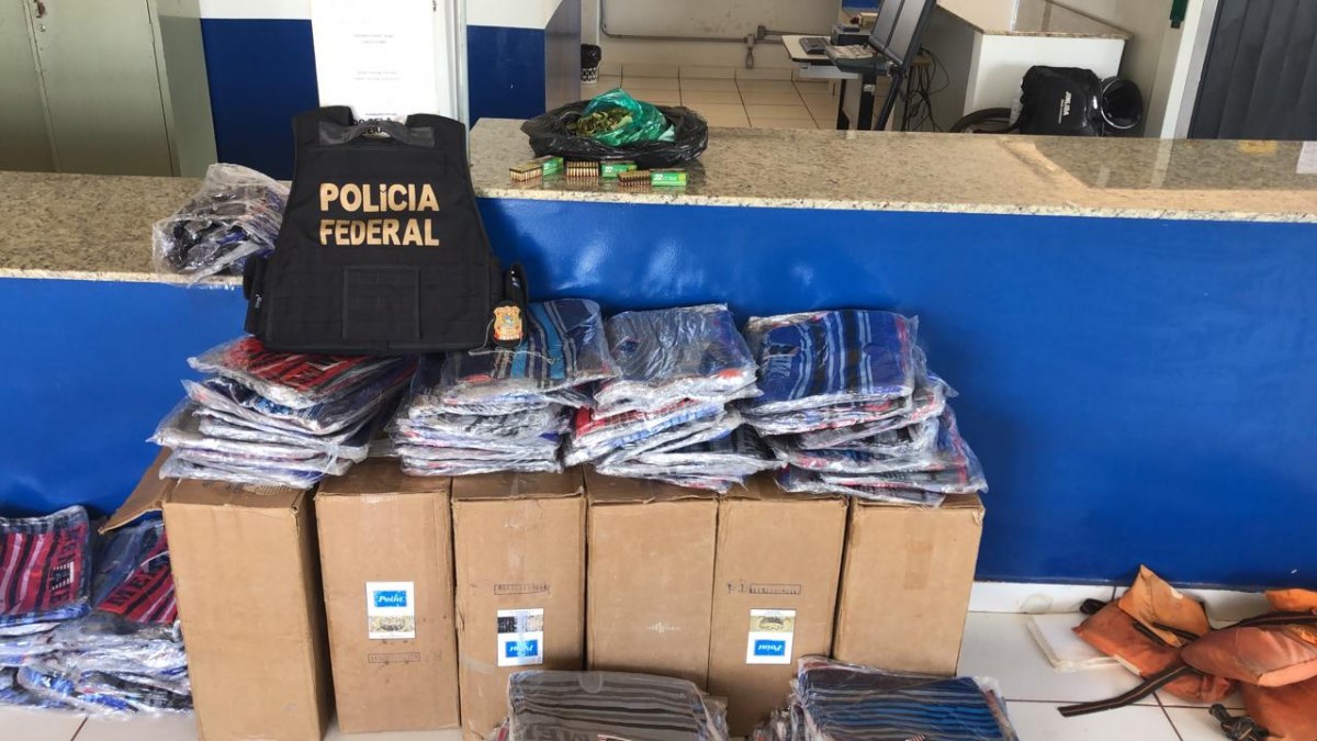RIO MAMORÉ:PF flagra embarcação com produtos contrabandeados e sacola com folhas de coca 