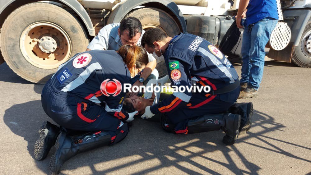 LIVRAMENTO: Motociclista escapa da morte ao ser atropelada por caminhão