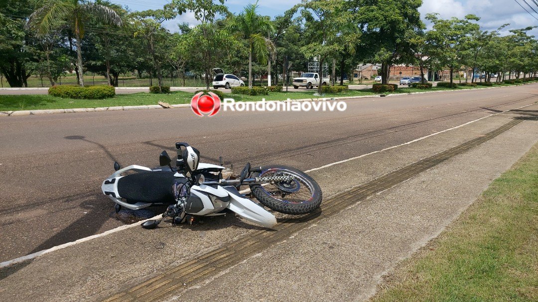 NA FRENTE DA PM: Mulher sobe canteiro central e bate em árvore para não matar motociclista