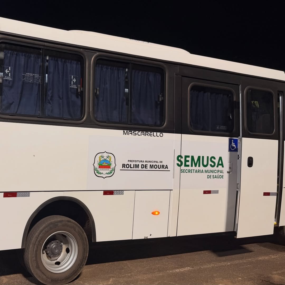 LEBRINHA: Deputada entrega micro-ônibus e destina R$ 500 mil para saúde em Rolim de Moura