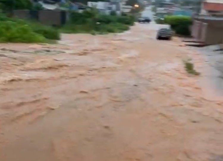 MADRUGADA DE TERROR: Chuva alaga casas e transforma ruas em 'cachoeiras' em cidade de RO
