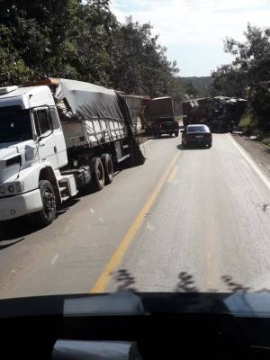 ESCAPOU: Choque entre carretas interditou rodovia entre as cidades de Vilhena e Comodoro