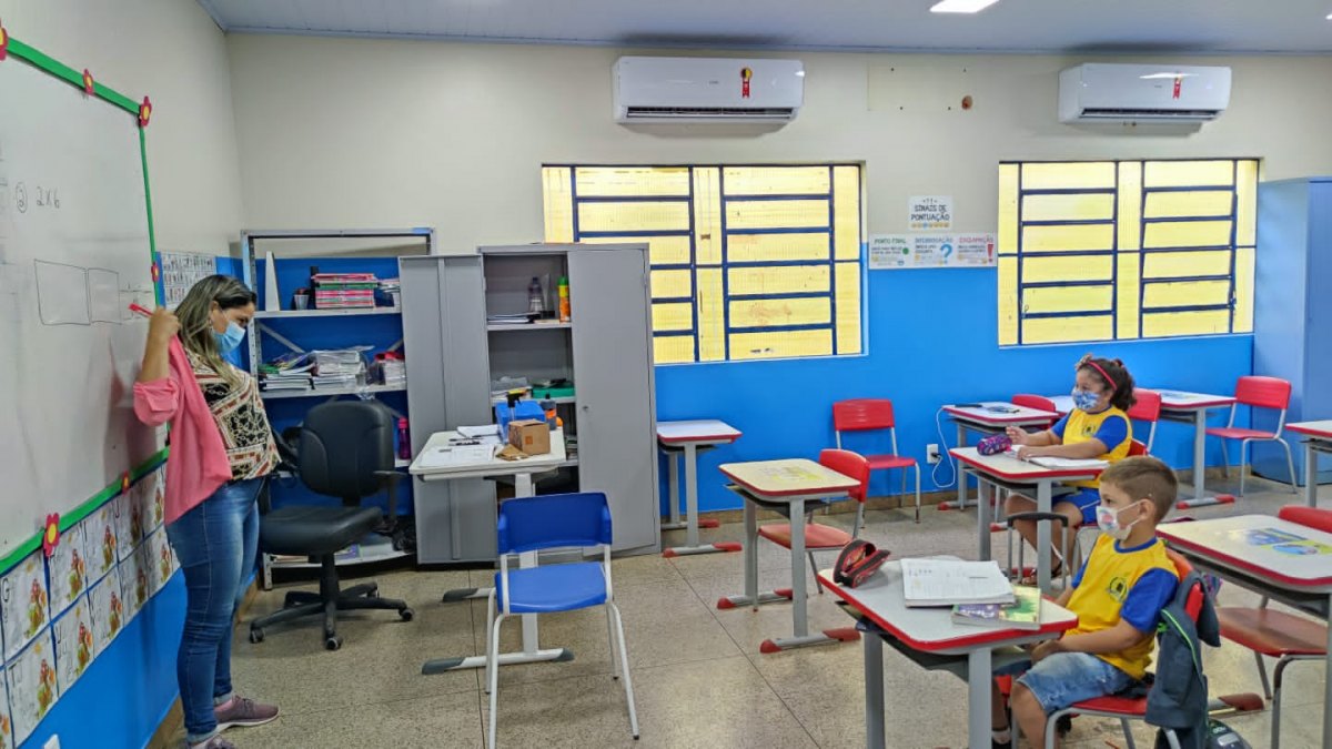 REVITALIZAÇÃO: Dep. Anderson participa da entrega oficial da reforma na Escola Municipal 12 de Outubro