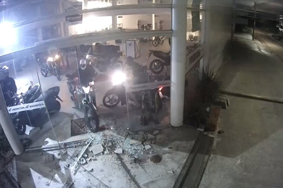 VÍDEO: 7 Criminosos invadem concessionária e fogem levando várias motos