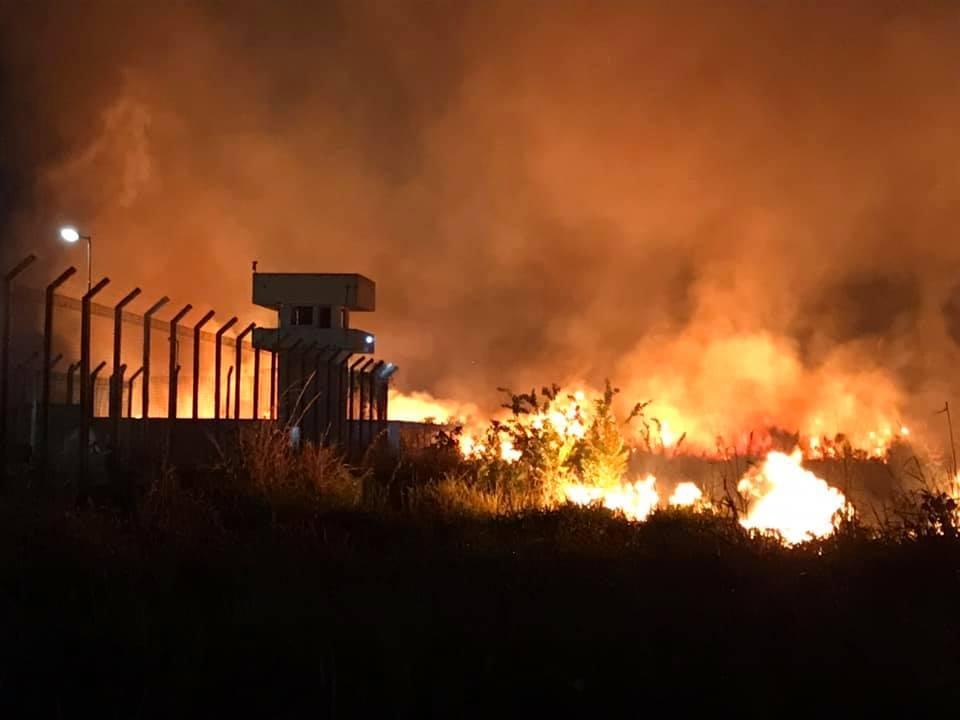 VÍDEOS: Incêndio em mata ao lado de presídio mobiliza Corpo de Bombeiros na capital