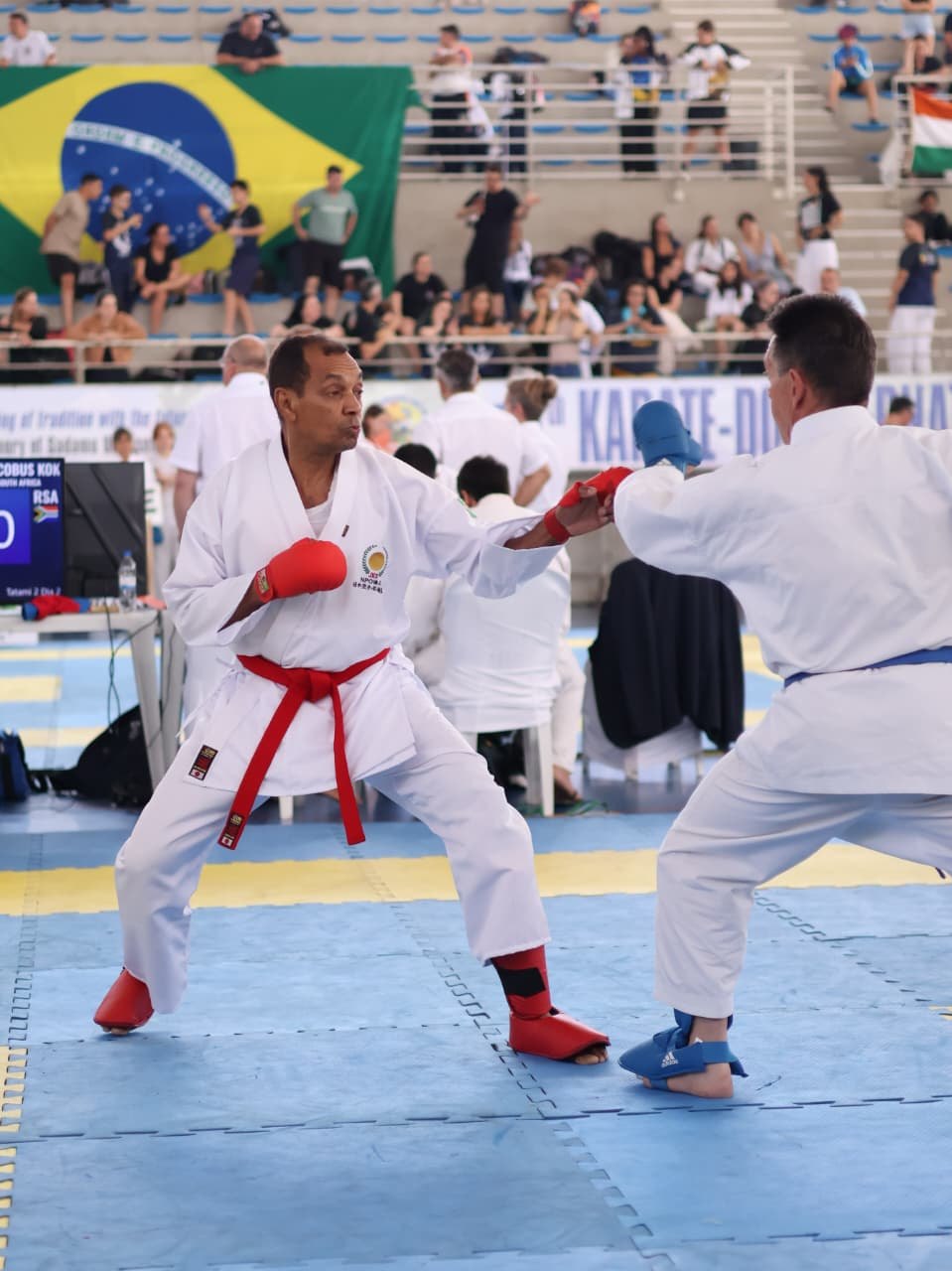 NO TOPO DO PÓDIO: Rondoniense de Ji-Paraná supera potências e vence no Kata e Kumite mundial